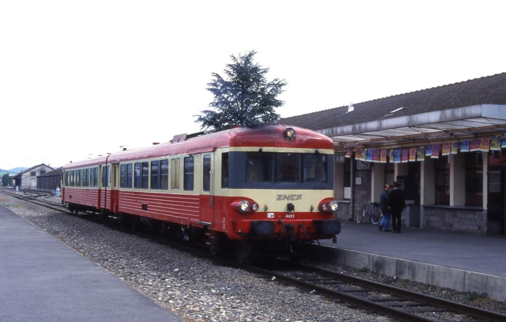 Givet / Frankreich am 23.5.1998.
Altbau VT der SNCF 4481 abfahrbereit am Bahnsteig.