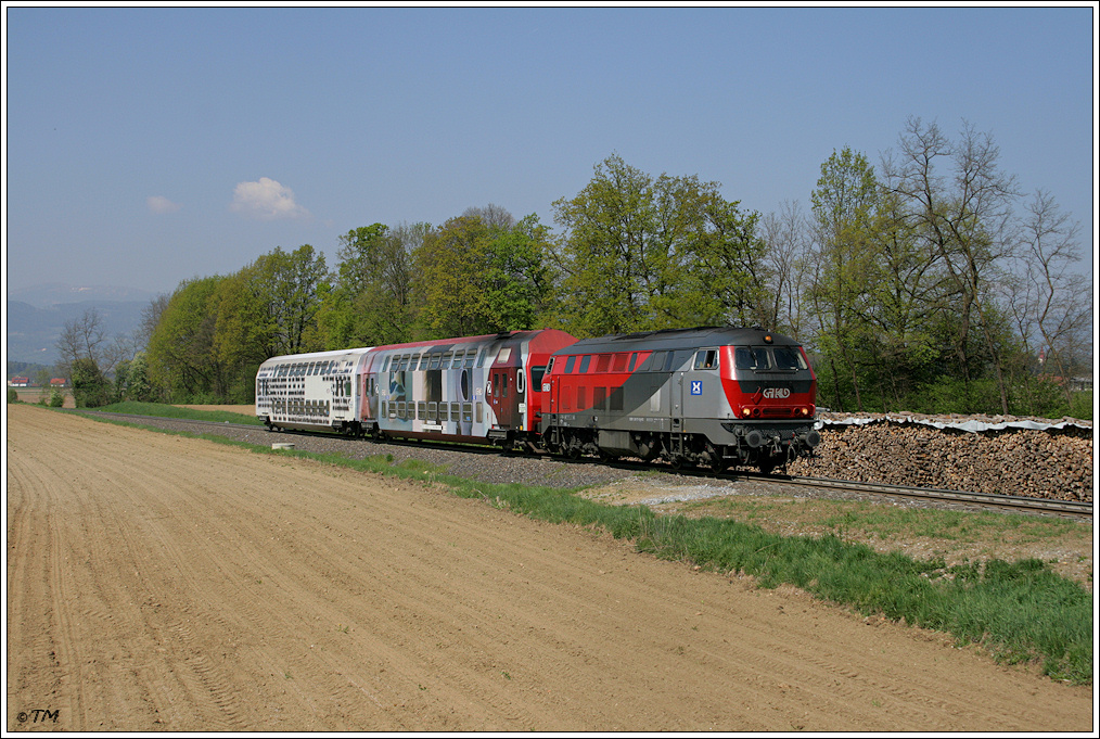 GKB 218.117 fhrt mit R 4367 in Richtung Wies-Eibiswald. Dietmannsdorf, 21.04.2011