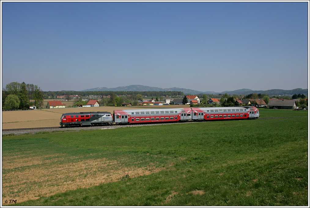 GKB 218.256 fhrt mit R 4374 durch die sdweststeirische Hgellandschaft in Richtung Graz Hbf. Dietmannsdorf, 21.04.2011