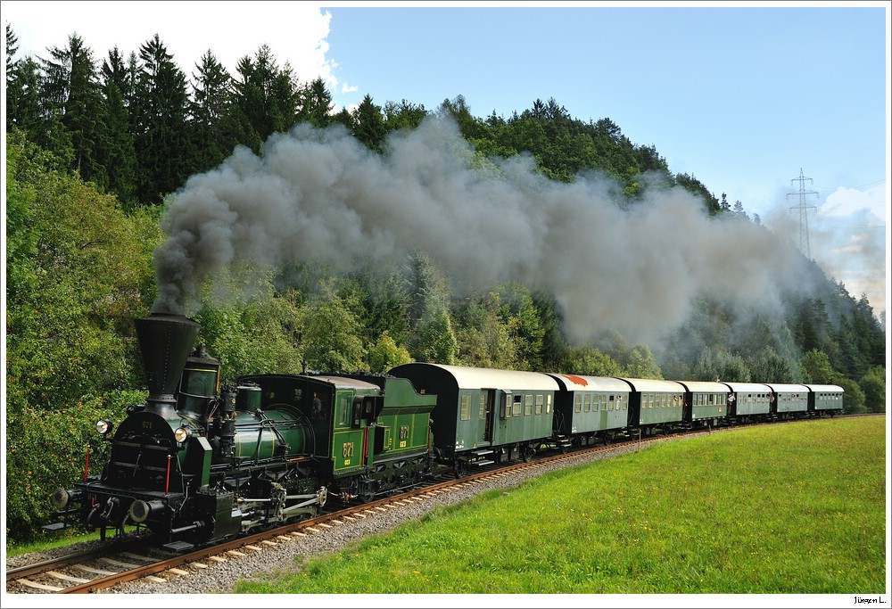 GKB 671 mit dem Sonderzug 8467 (Graz-K�flach); hier kurz vor K�flach; 11.9.2010.