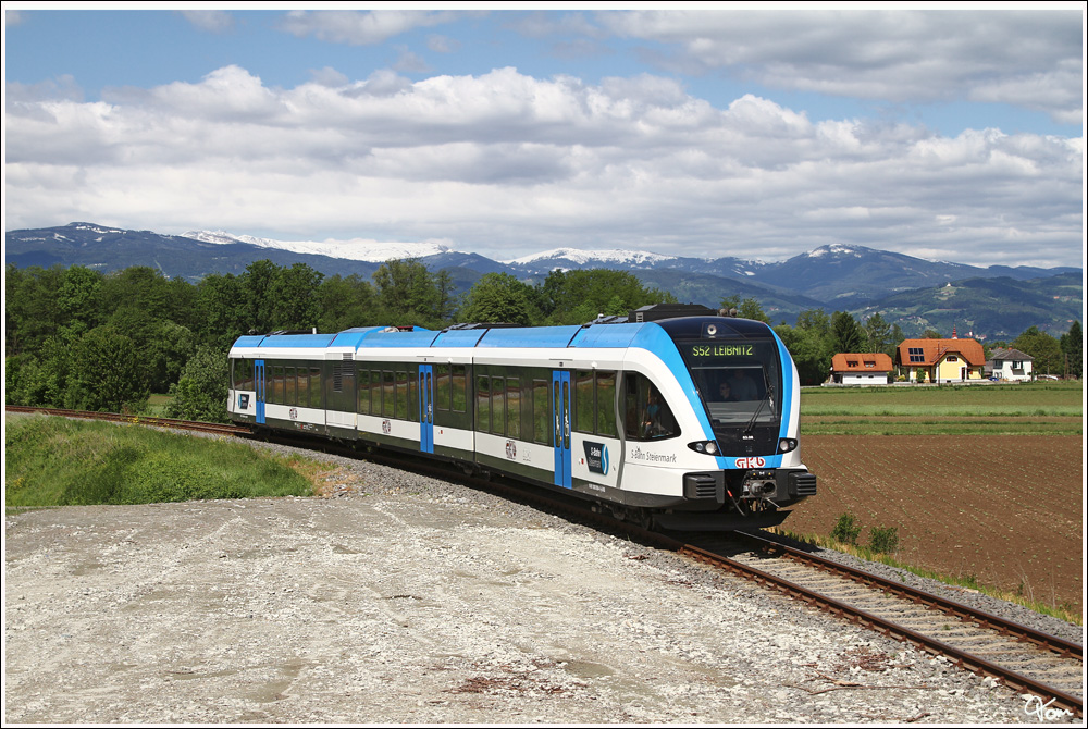 GKB GTW 63.08  S-Bahn Steiermark  fhrt als Sonderzug R 4366 (N 101) auf der Sulmtalbahn von Wies-Eibiswald nach Gleinsttten und retour.Im Hintergund ist die Koralpe zu sehen.
Gleinsttten 17.5.2012 

