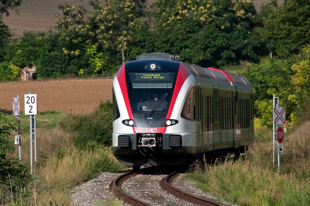 GKB GTW 63.09  S-Bahn Steiermark  besucht die Landesbahn zwischen Korneuburg und Ernstbrunn. Die Aufnahme entstand am 15.09.2012 kurz nach Karnabrunn.