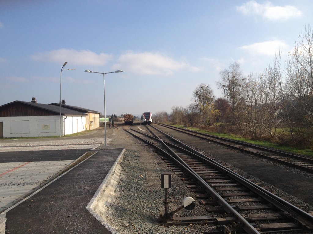 GKB-GTW VT 5063.011 als R 4367 am 17.11.2012 auf der Strecke S6 bei der Einfahrt in den Bahnhof Frauental - Bad Gams. Dieser Zug ist der letzte Zug welcher am Samstag von Graz Hbf �ber Werndorf nach Wies-Eibiswald f�hrt. Danach verkehren bis Montag Morgen nur noch Z�ge �ber die Strecke S 61 (�ber Lieboch).