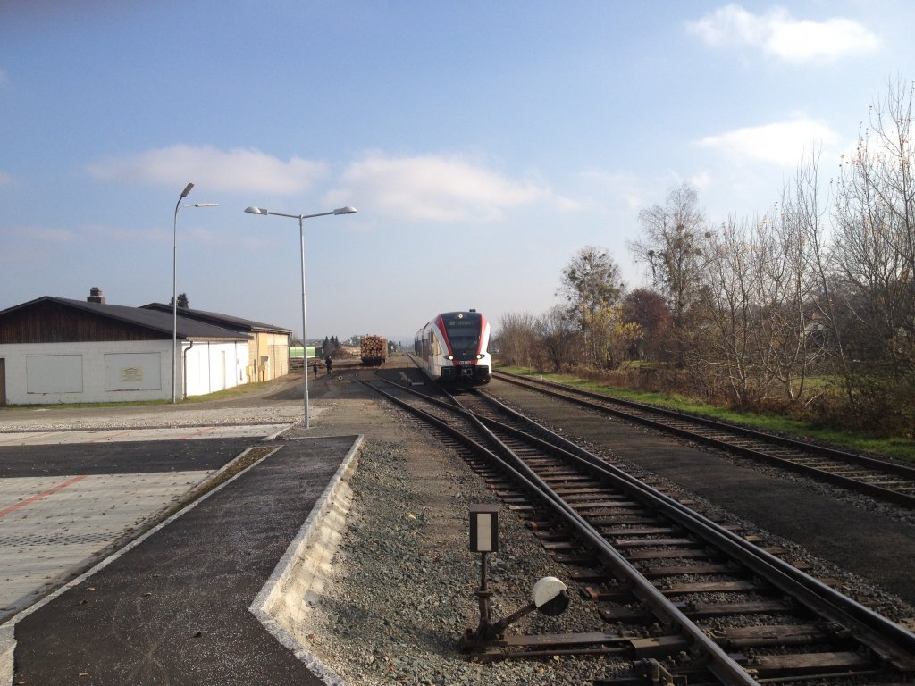 GKB-GTW VT 5063.011 als R 4367 am 17.11.2012 auf der Strecke S6 bei der Einfahrt in den Bahnhof Frauental - Bad Gams. Dieser Zug ist der letzte Zug welcher am Samstag von Graz Hbf �ber Werndorf nach Wies-Eibiswald f�hrt. Danach verkehren bis Montag Morgen nur noch Z�ge �ber die Strecke S 61 (�ber Lieboch). Links im Bild kann man einen abgestellten Holzwaggon erkennen welcher am Montag mit dem Verschubg�terzug Wies-Graz zur�ck nach Graz gef�hrt wird.
