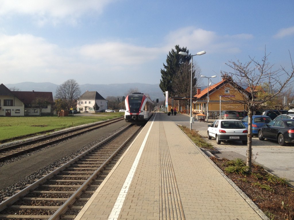 GKB-GTW VT 5063.011 als R 4367 am 17.11.2012 auf der Strecke S6 beim Halt im Bahnhof Frauental - Bad Gams. Dieser Zug ist der letzte Zug welcher am Samstag von Graz Hbf ber Werndorf nach Wies-Eibiswald fhrt. Danach verkehren bis Montag Morgen nur noch Zge ber die Strecke S 61 (ber Lieboch).