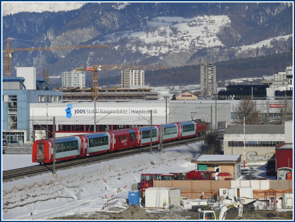 Glacier Express 900 mit einer Ge 4/4 I erreicht den Stadtrand von Chur bei Chur West. (03.02.2010)
