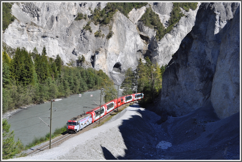 Glacier Express 905/907 mit Ge 4/4 III 650  Seewis  bei Versam-Safien. (13.09.2011)
