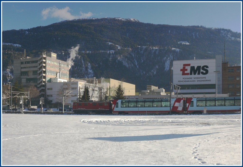 Glacier-Express 910 mit Ge 4/4 I 602  Bernina  passiert die Emser Werke auf dem Weg nach Chur. (03.02.2010)