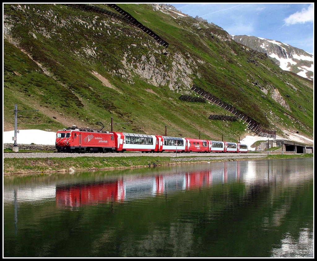 Glacier-Express auf der Passhhe beim Oberalpsee, jetzt gehts Talwrts nach Andermatt.
Juni 2008