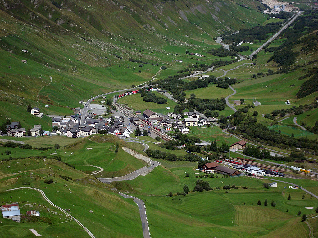 Glacier-Express fhrt gerade in den MGB-Bahnhof Rehalp ein. Rechts DFB-Bahnhofteil. Auf Velotour am Furkapass, 26. Aug. 2010, 15:13