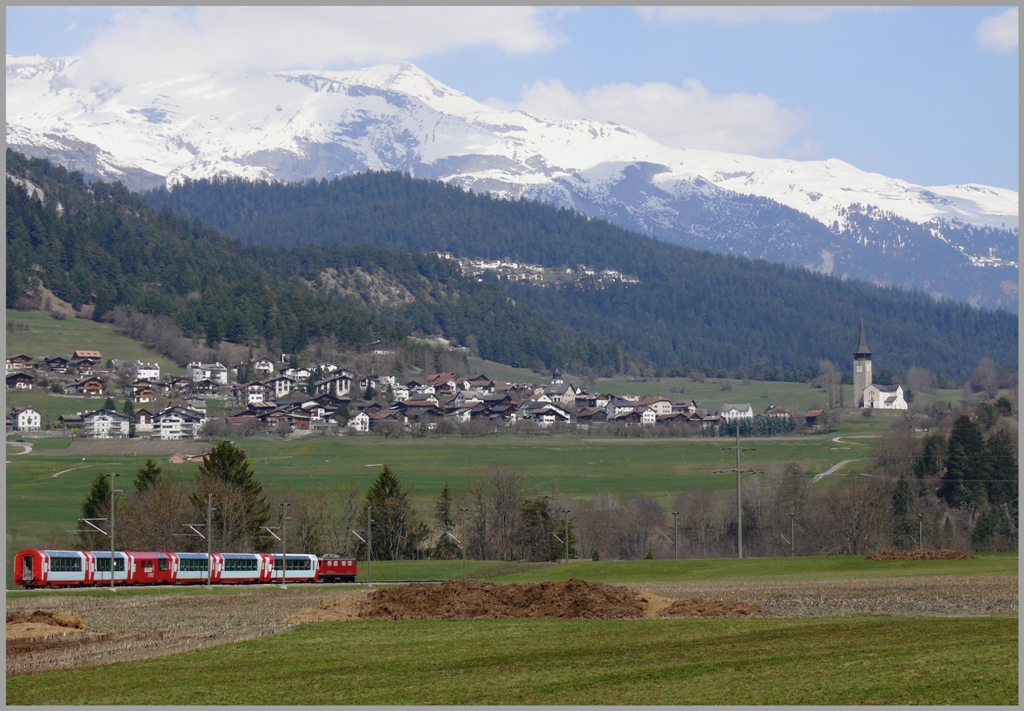 GlacierExpress 900 mit Ge 4/4 I 609  Linard  taucht bei Sagogn in die Rheinschlucht ein. (08.04.2010)