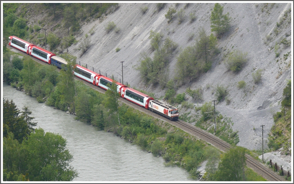 GlacierExpress 902 fhrt dem Vorderrhein entlang Richtung Chur, hier zwischen Versam-Safien und Trin. (26.05.2010)