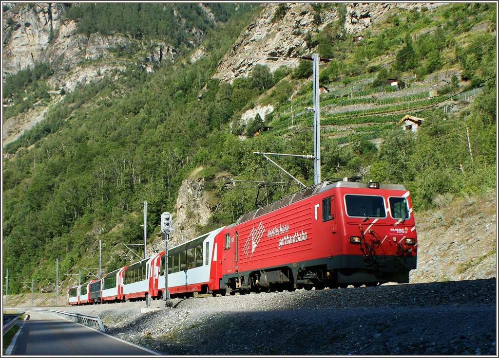 Glacierexpress 902 von Zermatt nach Davos kurz vor Kalpetran.
(11.08.2012)