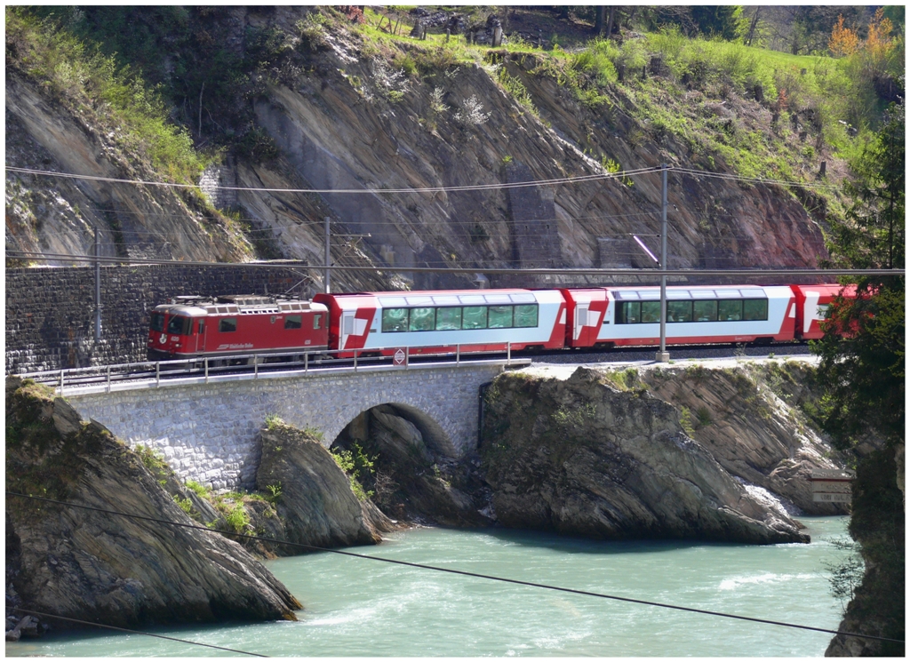 GlacierExpress 903 mit Ge 4/4 II 620  Zernez  bei der Hochwassermarke zwischen Reichenau-T. und Trin. (28.04.2010)