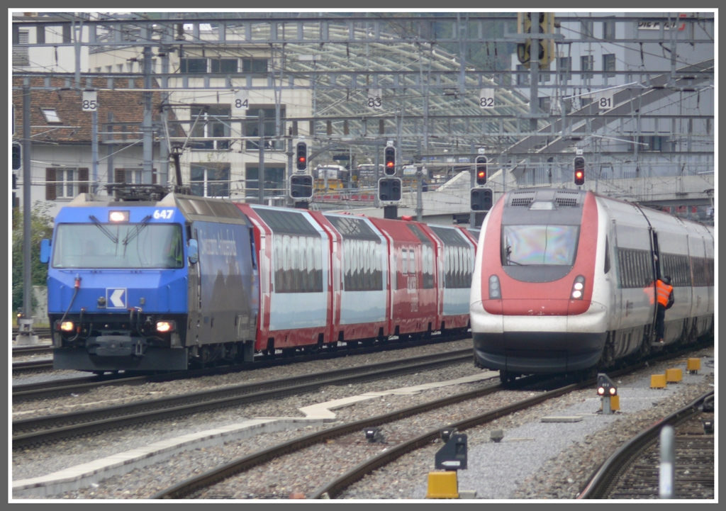 GlacierExpress 903 mit Ge 4/4 III 647  Grsch  verlsst Chur. (18.10.2010)