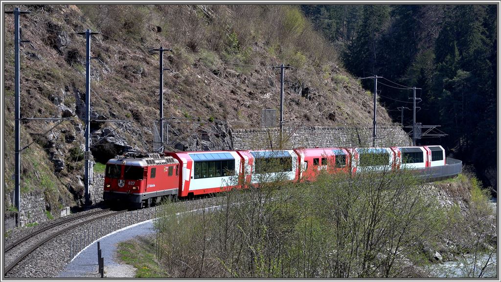 GlacierExpress 903 mit Ge 4/4 II 627  Reichenau-Tamins  in der Rheinschlucht bei Trin. (24.04.2013)