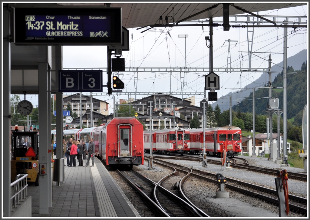 GlacierExpress 906 steht bereits auf Gleis 3 und jetzt folgt dahinter der zweite Zugsteil 908. Nachdem die MGB Lok weggestellt wurde, werden beide Zugsteile vereinigt und fahren gemeinsam weiter nach Chur. (25.09.2012)