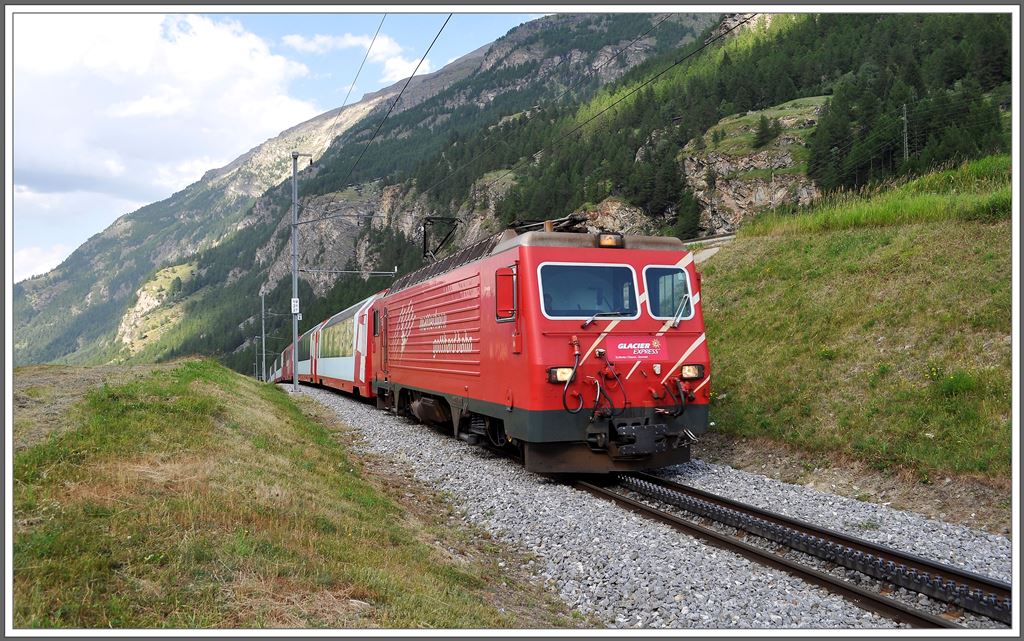 GlacierExpress 907 mit der ex FO HGe 4/4 II 105  Oberlap/Alp Su  kommt die lange Steigung von Herbriggen herauf und wird in Krze ins Gegengeflle nach Randa einfahren. (04.08.2013)
