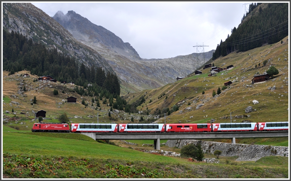 GlacierExpress 907 mit HGe 4/4 II 108 berquert das Val Mor in Rueras. (25.09.2012)