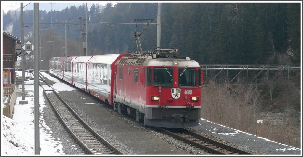 GlacierExpress 910 mit Ge 4/4 II 618  Bergn/Bravuogn  durchfhrt ohne Halt valendas-Sagogn. (09.03.2010)