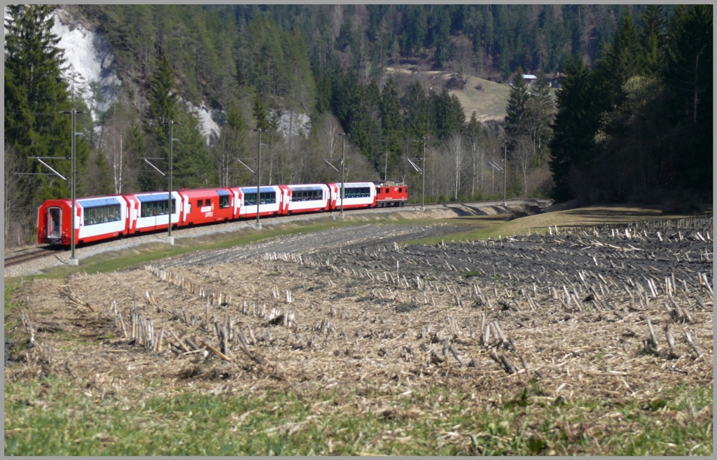 GlacierExpress 910 mit Ge 4/4 II 623  Bonaduz  in der Rheinschlucht zwischen Valendas-Sagogn und Versam-Safien. (08.04.2010)