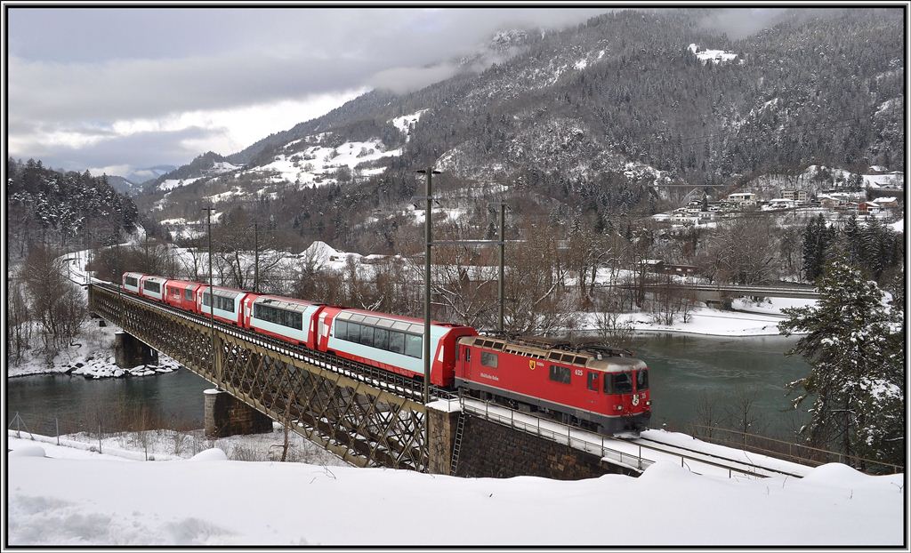 GlacierExpress 910 mit Ge 4/4 II 625  Kblis  berquert soeebn den Hinterrhein bei Reichenau-Tamins. Dank der Ausholzungsaktion entlang der Schweizer Nationalstrassen (die N13 verluft unter der Lok) hat man jetzt einen ungehinderten Blick auf die schne Brcke. (04.02.2013)