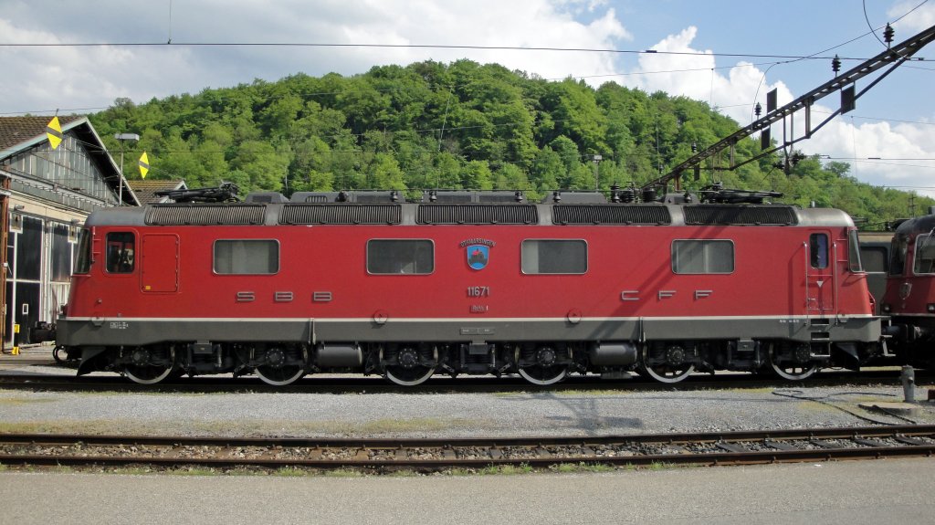 Glnzende Achsen: Die Re 6/6 11671  Othmarsingen  steht am 08.05.10, nach der R1 am 04.05.10 in Bellinzona, in Olten vor dem Depot. 