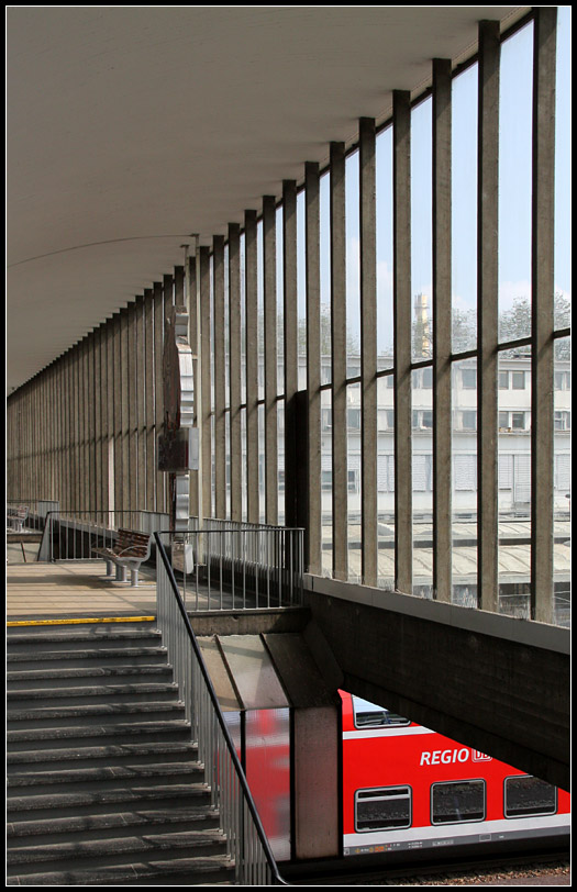 Glaswand - 

Impression der Bahnsteigbrücke des Hauptbahnhofes von Heidelberg. Die Architektur dieses Bahnhofes halte ich für sehr gelungen. Allerdings stören spätere Einbauten (hier ausgeblendet) und auch wäre mal eine Renovierung fällig. 

29.04.2011 (M)