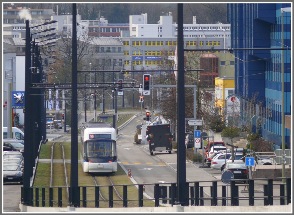 Glattalbahn fotografiert vom Hochperron der Station Kloten Balsberg. (13.12.2010)