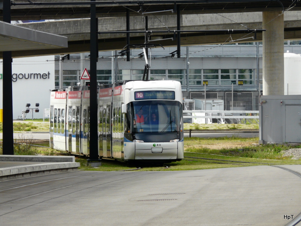 Glattalbahn - Tram Be 5/6 3062 bei der zufahrt zu der Haltestelle Zrich Flughafen am 10.07.2011