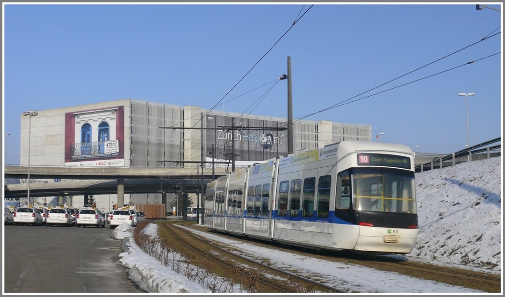 Glatttalbahn am Flughafen Zrich auf dem Weg zur Endhaltestelle Fracht. (16.02.2010)