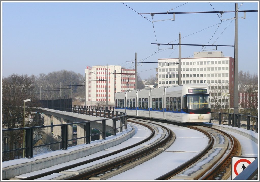 Glatttalbahn auf dem Viadukt zwischen Kloten Balsberg und Zrich Flughafen. (16.02.2010)