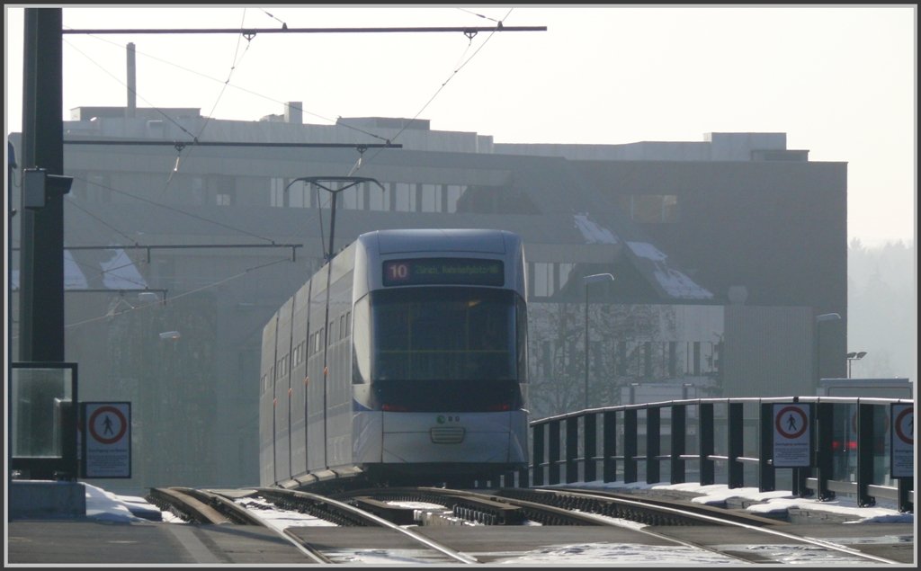 Glatttalbahn auf der Rampe zur Haltestelle Kloten Balsberg. (16.02.2010)