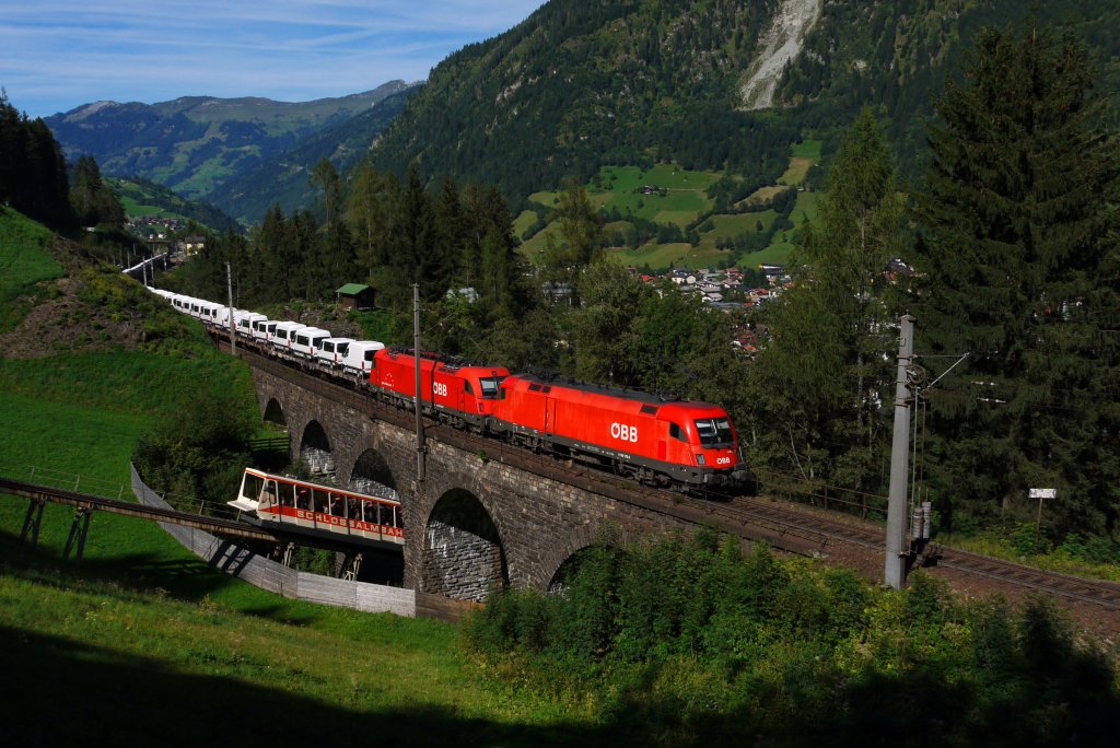 Glck muss man haben um die Schlossalmbahn mit einem Zug auf der Tauernbahn auf ein Bild zu bekommen.
Jedenfalls gelang es mir am 28.08.12 als BB 1116 175 und 1216 125 mit dem GAG 47871 (Mnchen Nord Rbf - Koper Luka) ber das Pyrkershhe-Viadukt fuhren.