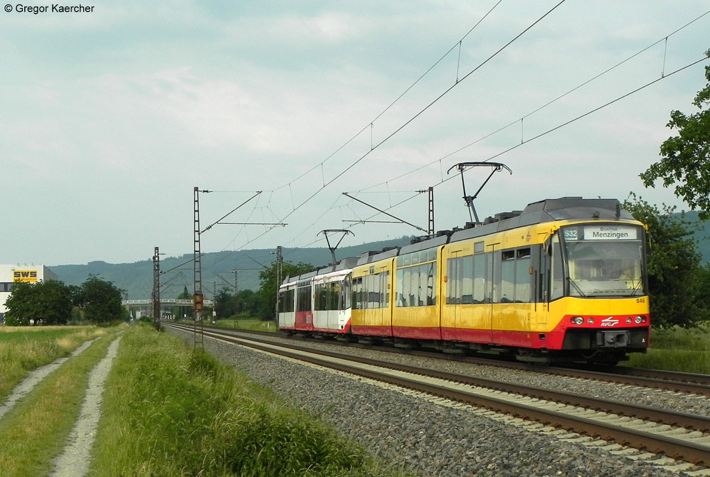 Gleich 2 der noch insgesamt 3 Regio Bistros der AVG  konnte ich am 03.06.2011 bei Malsch fotografieren. Wagen 847 (oder doch 848, ich wei es nicht mehr) und Wagen 846 mit dem AVG-Logo und seiner neuen Lackierung in signalgelb kombiniert mit signalrot. Die Fahrzeuge waren unterwegs als S31 von Freudenstadt Hbf bis nach Menzingen, allerdings nicht als Eilzug, sondern als normale S-Bahn. Insgesamt haben sie von Freudenstadt Hbf bis Menzingen 56 Stationen zu bedienen. Planmige Fahrzeit des Duos: 3h 6 min.