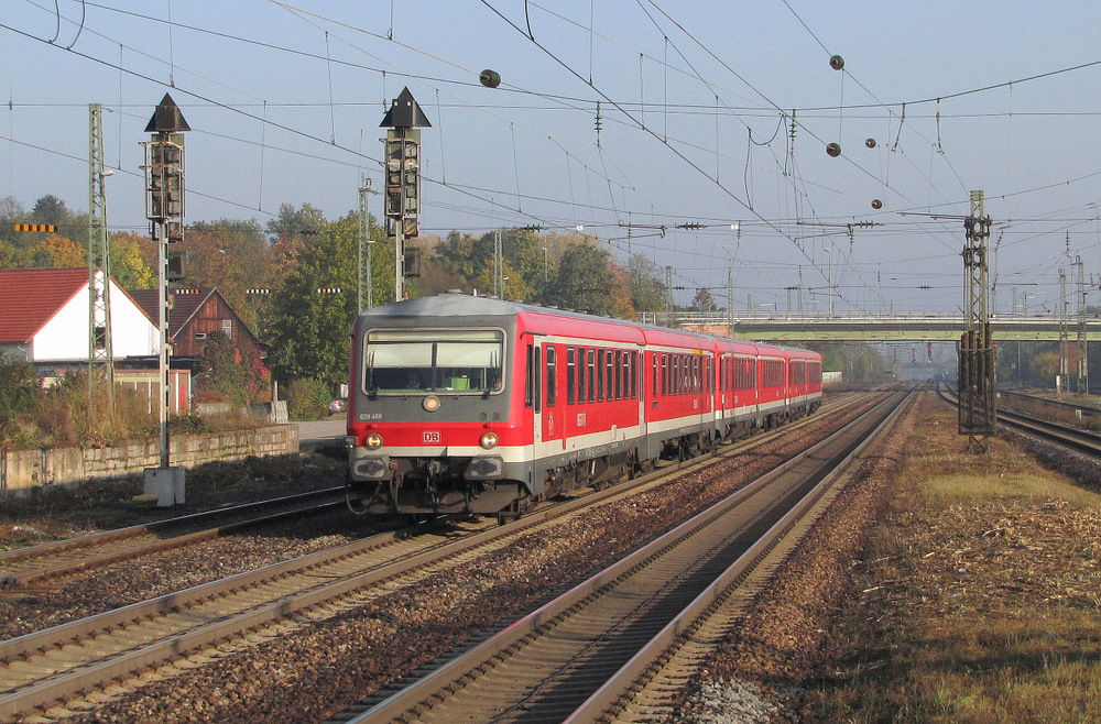 Gleich 3 Dieseltriebwagen der Baureihe 628/928 kamen uns mit Gregor am 22.10.2011 vor die Linse gefahren. Ablichten konnten wir das Gespann in Graben-Neudorf, welches weiter in Richtung Karlsruhe Hbf fuhr.