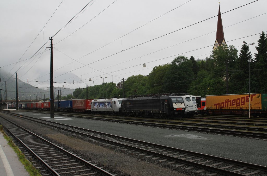 Gleich 3 Zge von TXL und einer von Lokomotion stehen am 2.6.2013 im Bahnhof Kufstein.  Nichts geht mehr! Grund ist der Intensive Regen und Hochwasser im Inn zwischen Kufstein und Kiefersfelden. 189 935-0 und 185 540-2 von TXL und 139 555-7 von Lokomotion sind sichtbar. Hinmter den 2 Zgen steht noch eine BR 182 von MRCE und weiter vorn eine BR 185 von TXL.