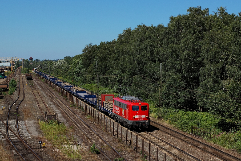 Gleich an mehreren Tagen zeigte sich die 110 169 von DB Systemtechnik. Hinten schob noch eine 185 nach. Eine ihrer Fahrten war am Mittag des 1.8.2012, bei der sie an den Gleisanlagen von Duisburg-Wedau vorbeirollt