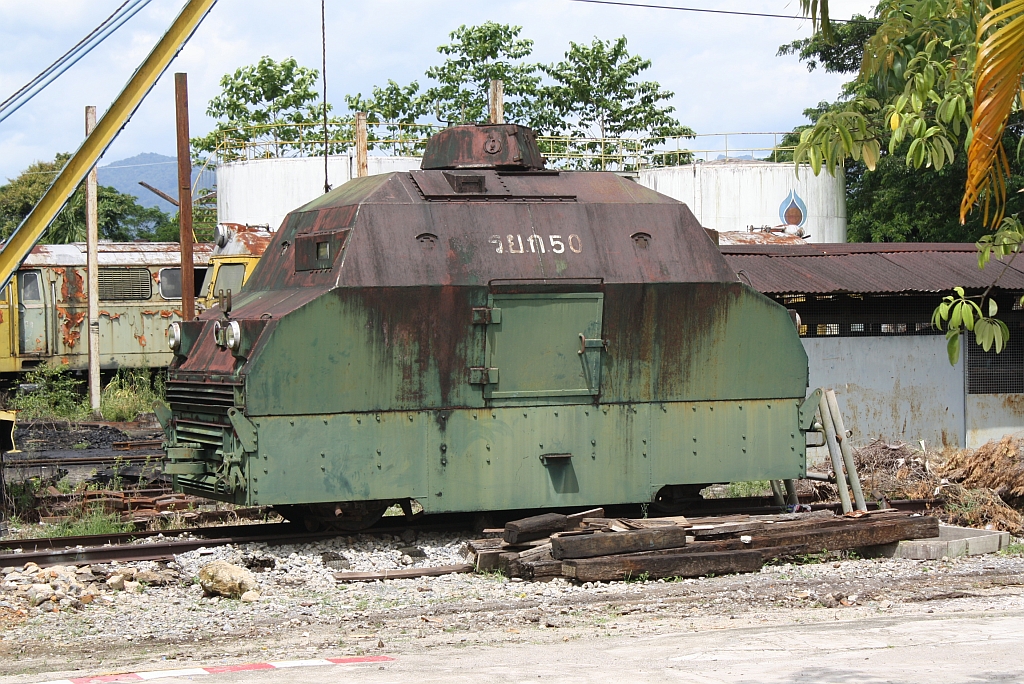 Gleich beim Eingang ins Depot Thung Song ist dieser Schienen-Panzer Type ATW (Armoured Wickham Trolley) ausgestellt. Bild vom 24.August 2011. 

