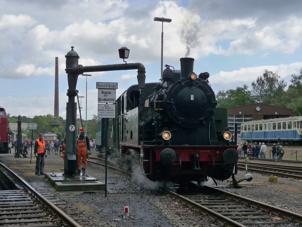 Gleich bekommt die flei�ige Lok VIII der Hespertalbahn Wasser...