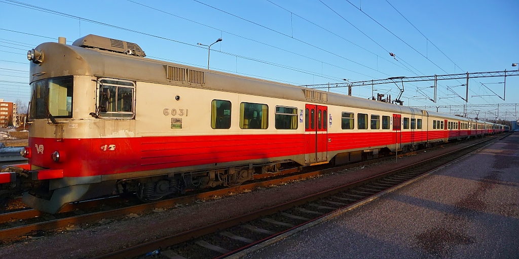 Gleich und doch nicht gleich: Triebwagen Sm1 #6031 (mit Sm2 #6071 vergleichen) abgestellt im Bahnhof Riihimki, 14.4.13 