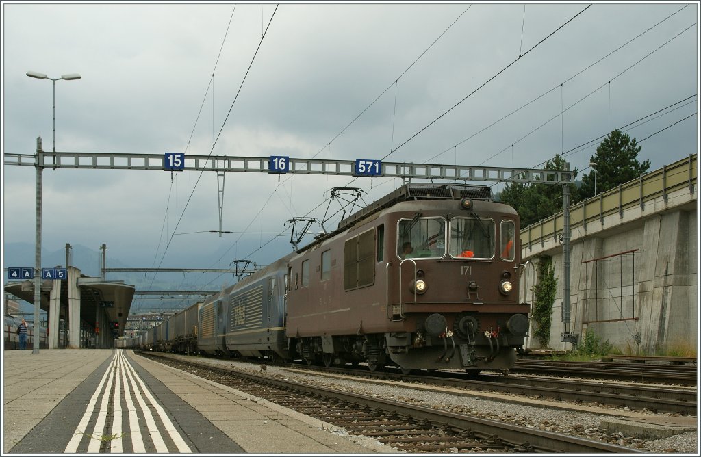 Gleich drei BLS Loks bemhen sich um diesen Gterzug und die schnste ist gleich vorneweg: Re 4/4 N 171 und mit zwei BLS 465 in Spiez am 29. Juni 2011.