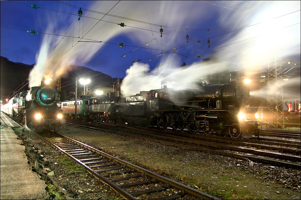 Gleich drei Dampfer stehen zur Blauen Stunde in Mrzzuschlag.
52.4984  Eberhard  und die beiden Strasshofer Maschinen 109.13 & 629.01 fuhren am 8.12.2009 mit Sonderzgen von Wien Meidling nach Mrzzuschlag zum Adventmarkt.