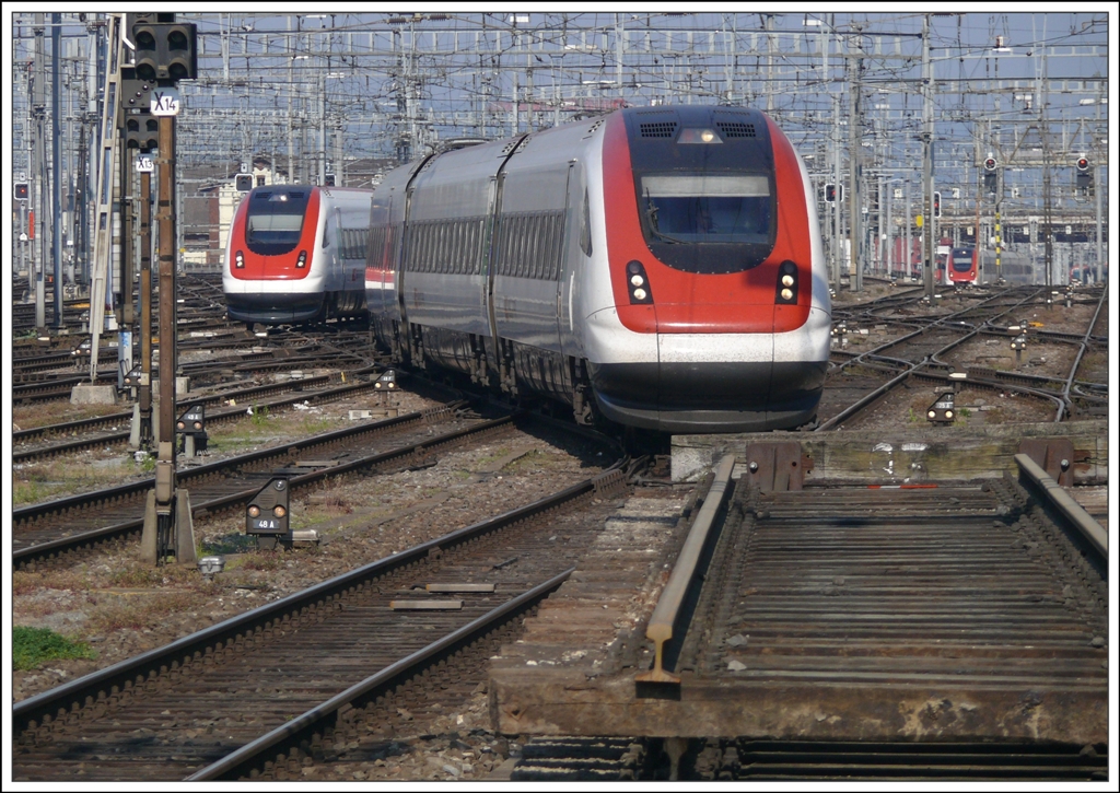 Gleich drei ICN suchen ihren Weg durch das Zrcher Bahnhofsgewirr. (22.04.2011)
