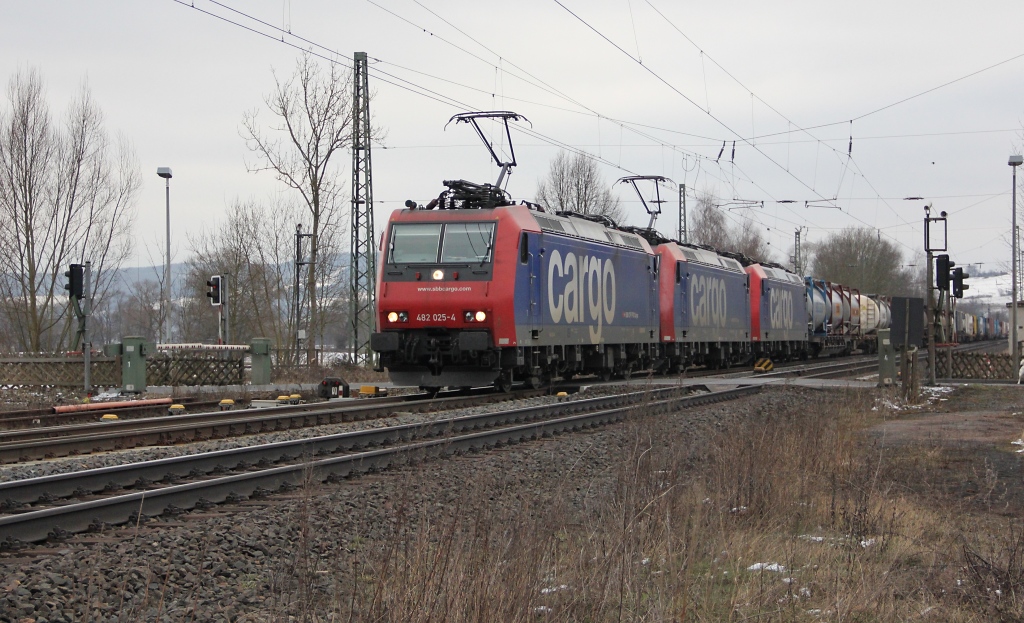 Gleich drei Loks hingen vor diesen KLV-Zug in Richtung Norden, wobei die dritte lediglich kalt, als Wagenlok, mitläuft. Im einzelnen handelt es sich um 482 025-4, 482 011-4 und 482 018-9. Aufgenommen am 22.03.2013 am BÜ Eltmannshausen/Oberhone.