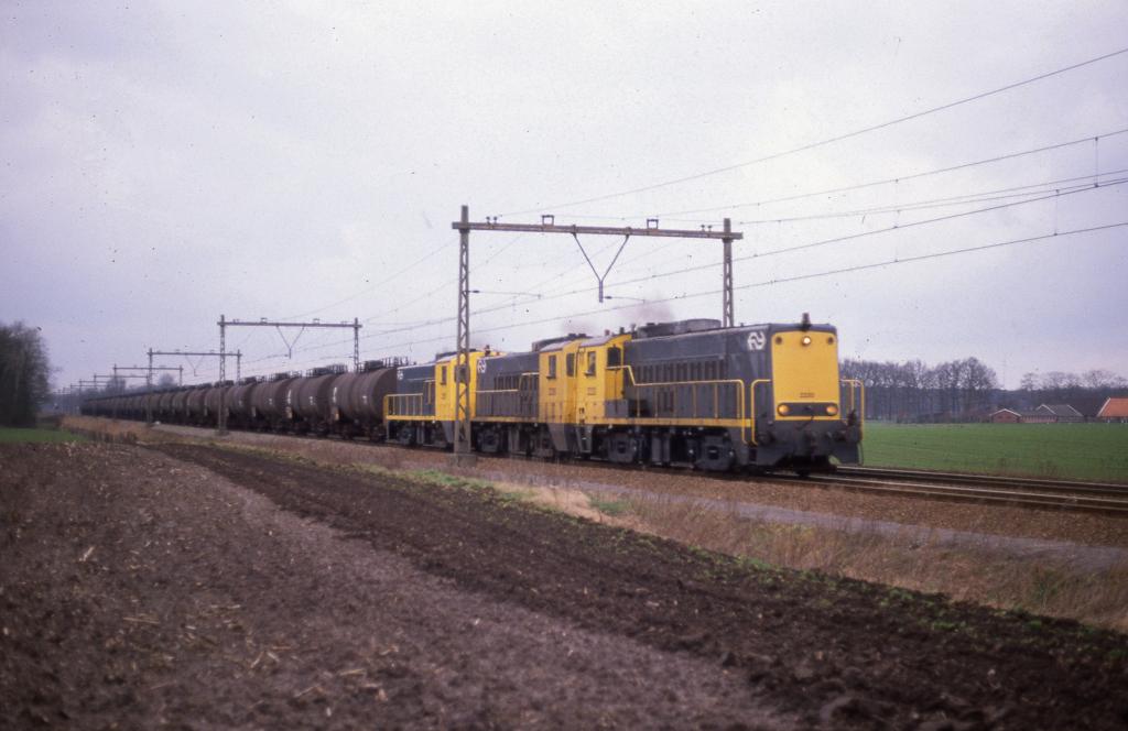 Gleich drei NS Diesellokomotiven der Reihe 22 werden am 15.3.1989 bentigt,
um einen Tankzug bei Borne in Richtung Hengelo zu befrdern.
Es handelte sich um folgende Maschinen: 2220 + 2226 + 2251.