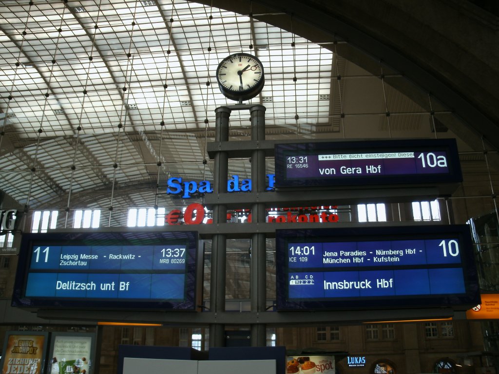 Gleich drei Zugzielanzeiger in Aktion,am 26.Mrz 2012,in Leipzig.