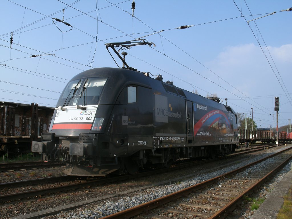 Gleich dreimal in der Woche ist der EGP Taurus ES64U2-002 in Bergen/R�gen zusehen.Am 25.April 2012 stand die Lok zur R�ckfahrt von Bergen/R�gen nach Klementelvitz am Ausfahrsignal.