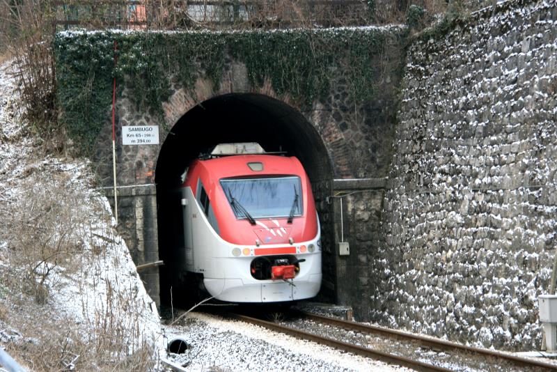 Gleich ist er verschwunden! Ein Minuetto im Sambuga-Tunnel bei Carpan. Strecke Bassano del Grappa - Trento; 05.02.2012
