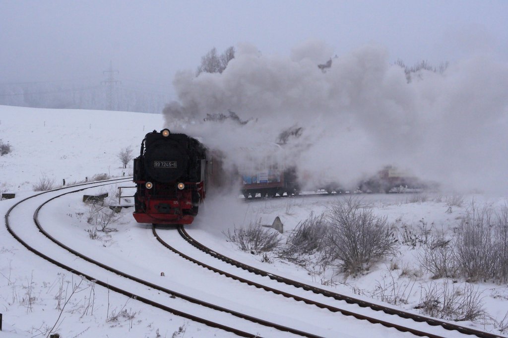 Gleich ist es geschafft! Auf den letzten Metern der Stieger Wendeschleife gibt 99 7245 mit ihrem Sonderzug  Quedlinburger Brockenexpress , unterwegs von Quedlinburg zum Brocken und weiter nach Wernigerode, am 26.01.2013 noch einmal ordentlich Dampf!